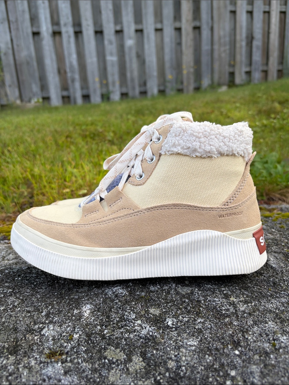Sorel Women's Out N About IV Mid Sneaker Waterproof ankle boots size 7.5